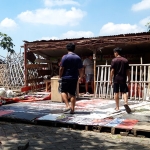 Salah satu warung di sekitar GOR Joyoboyo yang dibongkar sendiri oleh pemiliknya.