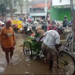 Sisa banjir tadi (Kamis, 28/5) malam yang masih menggenangi sejumlah pasar di Kota Probolinggo.