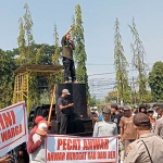 Ratusan warga Desa Kedungringin saat menggelar demo di depan Pabarik PT Sorini yang dianggap merugikan lingkungan, Senin (2/10/2023).