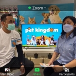 Area Manager Pet Kingdom Grieda Tanoe (kanan) bersama host. (foto: ist)