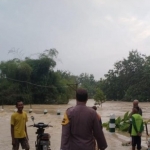 Kali gandong di kecamatan Ngasem yang mulai meluap akibat hujan intensitas tinggi