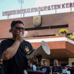 Bupati Kediri, Hanindhito Himawan Pramana mengimbau masyarakat agar mengembalikan barang yang dijarah saat demo di Kantor Pemkab pada 30 Agustus 2025. (Ist)