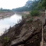 AMBROL: Warga menunjukkan tebing sungai Bengawan Solo yang longsor hingga menghanyutkan rumah. foto: eky nurhadi/ BANGSAONLINE