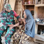 Serda Saejan sedang memeriksa kondisi Ibu Muasri.