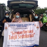 Relawan For Jatim saat membagikan takjil kepada warga di depan Royal Plaza, Wonokromo, Surabaya. (foto: ist)