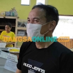 Herman Budiono, pemilik toko oleh-oleh tahu takwa Bah Kacung generasi ketiga saat memberi keterangan kepada awak media. Foto: MUJI HARJITA/ BANGSAONLINE