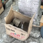 Kardus minyak goreng yang diterima korban saat dibuka berisikan batu