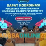 Asisten Deputi Penanganan Kemiskinan Kemenko PMK, Katiman Kartowinomo, bersama sejumlah pejabat terkait saat rapat koordinasi kemiskinan di Pendopo Aryo Situbondo. Foto: SYAIFUL BAHRI/BANGSAONLINE