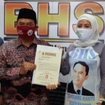 RESMI: Bambang Haryo Soekartono (BHS) menunjukkan surat rekomendasi DPP Partai Gerindra, di Media Center BHS, Kamis (23/7). foto: MUSTAIN/ BANGSAONLINE