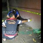 Polisi saat melakukan olah TKP di gudang Unilever. foto: arif kurniawan/ BANGSAONLINE