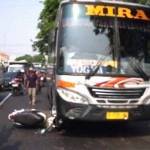 SELAMAT - Motor Scoopy milik Yuni masuk di bawah kolong bus Mira dan sempat terlindas. (guandhi/BANGSAONLINE)