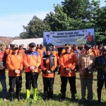  Bupati Mojokerto, Ikfina Fahmawati, dalam giat penanaman pohon di kawasan rawan longsor, Desa Begaganlimo.