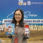 Salah satu pengunjung stan Kementerian ATR/BPN dalam pameran Livin Festival di PIK 2.