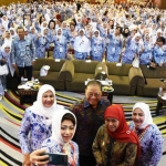 Para pengurus IWAPI ramai-ramai selfie bersama Gubernur Jawa Timur Khofifah Indar Parawansa pada Rapat Kerja Nasional (Rakernas) IWAPI XXIX di Hotel Mercure Grand Mirama Surabaya, Selasa (10/9). Tampak juga Menteri Koperasi dan UKM RI A.A Gede Ngurah Puspayoga. foto: istimewa/ bangsaonlline