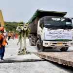 Proses pengoperasian dermaga baru dengan pengiriman perdana gypsum kepada konsumen.