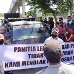 Puluhan pengusaha lokal atau ring 1 dan simpatisan mendemo PT Solusi Bangun Indonesia (SBI) Pabrik Tuban, Jumat (10/9/2021). (foto: ist)