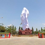 Patung dewa perang Kong Co Kwan sing Tee yang sudah dibungkus kain putih. foto: GUNAWAN/ BANGSAONLINE