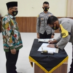 Kapolres Pamekasan AKBP Apip Ginanjar melakukan penandatangan MoU dengan berbagai dinas instansi dan lembaga lainnya untuk pendaftaran penerimaan Polri tahun 2021.