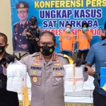 Kapolresta Sidoarjo, Kombes Pol. Sumardji menunjukkan barang bukti berupa sabu-sabu.