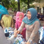 Wakil Wali Kota Kediri Lilik Muhibbah saat melayani pembeli beras di TMP. foto: ARIF K/ BANGSAONLINE