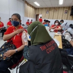 TAHAP PERTAMA: Karyawan Alfamart saat mengikuti vaksinasi, Kamis (22/7/2021). foto: ist.