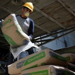 Pekerja sedang melakukan bongkar muat semen di Packing Plant SIG, Gresik. foto: ist.