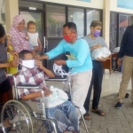 ?Keluarga Sekda Yuhronur saat menyerahkan bantua sembako dan masker di Pondok Lansia Lamongan.
