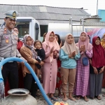 Kasatlantas Polres Tuban AKP Kadek Aditya Yasa Putra saat mendistribusikan air bersih di Kecamatan Grabagan.