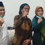 Pasangan dr. Ikfina Fahmawati (kanan)-Muhammad Al-Barra (kiri) bersama penyanyi dangdut koplo Cak Sodiq. foto: bangsaonline.com