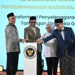 Menhaj Gus Irfan bersama Menteri PPPA Arifah Fauzi, Wamenhaj Dahnil Anzar Simanjuntak, dan jajaran saat Rakernas Konsolidasi Penyelenggaraan Haji di Tangerang. Foto: Dok. Kemenhaj.