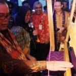 Deputi Gubernur Bank Indonesia, Hendar, tengah mencoba menenun kain menggunakan Alat Tenun Bukan Mesin (ATBM). (Arif Kurniawan/BANGSAONLINE)