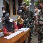 Dandim Ngawi, Letkol Inf Adi Wirawan, saat meninjau giat vaksinasi Covid-19 di SDN Tempuran 1.