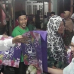 BAGIKAN TAS: Gus Muhdlor saat blusukan di Desa Keboansikep Gedangan. foto: ist