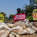 Aktivis Lingkungan Ekoton dengan tumpukan sampah popok. (foto: ist).