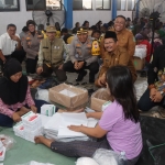 Kapolres dan PJ Bupati bersama Forkopimda saat meninjau langsung di gudang KPU Kabupaten Pasuruan (foto: Andy Fachrudin)