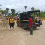 Petugas saat tiba di TKP kecelakaan mobil pick up di tambang galian C