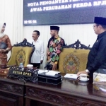 Wali Kota Batu Dewanti Rumpoko berbincang dengan Pimpinan DPRD usai paripurna penyampaian dokumen perubahan Perda RPJMD 2017-2022.