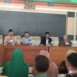 Wakil bupati Ngawi (seragam Pramuka) saat membuka pembinaan pelaku usaha kecil di Gedung Kesenian Pendopo Pemkab Ngawi, Senin (30/1/2023).