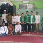 Penyuluh Agama Islam KUA Gubeng, Surabaya, saat foto bersama masyarakat.
