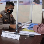 Anggota Polres Tuban melakukan screening sebelum donor