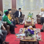 Prof Dr KH Asep Saifuddin Chalim dan rombongan saat ditemui Rektor Universitas Lampung Prof Dr Ir Lusmeilia Afriani, DEA, IPM, ASEAN, Eng di ruang rektorat Unila Bandar Lampung, Sabtu (6/12/2025). Foto: bangsaonline 