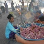 RAMAI-RAMAI: Para santri saat bersiap bakar sate secara massal. foto: rony suhartomo/BANGSAONLINE