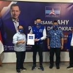 AHY saat menyerahkan rekomendasi Partai Demokrat kepada Rijanto didampingi Ketua DPD Partai Demokrat Jawa Timur, Renvile Antonio dan Ketua DPC Partai Demokrat Kabupaten Blitar, Edi Masnah Nurrohman, Selasa (25/8/2020) kemarin. (foto: ist).