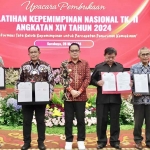 Pj Gubernur Jatim, Adhy Karyono, saat menyaksikan penandatanganan kerja sama dengan 12 perguruan tinggi.