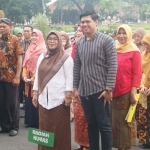 Staf Humas Pemkot Malang saat mengikuti apel pagi perdana dengan mengenakan seragam adat daerah di halaman Balai Kota, Kamis (23/01). foto: ist
