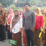 Staf Humas Pemkot Malang saat mengikuti apel pagi perdana dengan mengenakan seragam adat daerah di halaman Balai Kota, Kamis (23/01). foto: ist