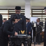 Wali Kota Kediri ketika menyaksikan salah satu ASN menandatangani berita acara. Foto: Ist