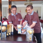Bupati Indartato dan Wabup Yudi Sumbogo, saat menerima Piala Adipura ke-13 di pendopo Pemkab Pacitan.