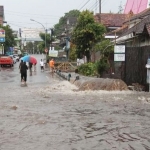 Banjir Jalan Semeru Kota Batu tak pernah usai. Kendati telah ada pembongkaran gorong-gorong, namun banjir tetap melanda jalan setempat dan perkampungan sekitarnya.