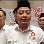 Ketua Gerindra Gresik Asluchul Alif, didampingi Sekretaris Asikin Harianto memberi keterangan pers usai deklarasi sebagai bacabup Gresik, beberapa waktu lalu. foto: SYUHUD/ BANGSAONLINE